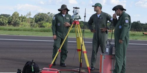 Oficiais da Força Aérea durante os testes que aprovaram a cabeceira 24 da pista. Foto: A. Frota