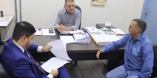 Vereador Inspetor Cabral com assessoria reunido com o procurador-geral Alessandro Lemes. Foto: Eduardo Scavassa