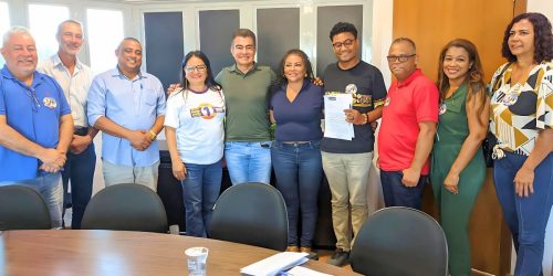 Prefeito Marçal Filho entrega ao presidente do Simted, Thiago Coelho Silva, a proposta de reajuste que foi aprovada hoje por unanimidade pelos trabalhadores em Educação. Foto: Divulgação