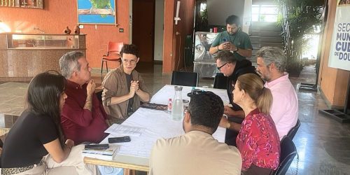 A secretária de Cultura, Gisella Melo, durante audiência com o deputado Vander Loubet, o vereador Franklin Schmalz, o servidor federal Thiago Botelho e assessores. Foto: Divulgação/Assecom