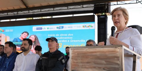 A diretora-presidente da Agência Estadual de Habitação Popular de Mato Grosso do Sul, Maria do Carmo Avesani Lopez, discursa durante a solenidade. Foto: A. Frota