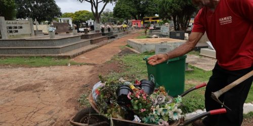 Cemitérios municipais de Dourados devem receber mais de 30 mil visitantes no Dia de Finados e equipes fazem manutenção e limpeza no local. Foto: A. Frota