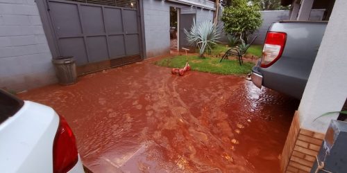 Cinco casas em desnível com a rua tiveram terrenos invadidos por enxurrada na Sitioca Campina Verde. Foto: Divulgação/Assecom