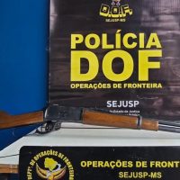 Policiais prendem dois homens transportando arma de fogo