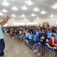 Entrega de kits e uniformes no primeiro dia de aula emociona pais de estudantes