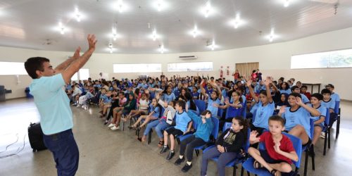 Entrega de kits e uniformes no primeiro dia de aula emociona pais de estudantes