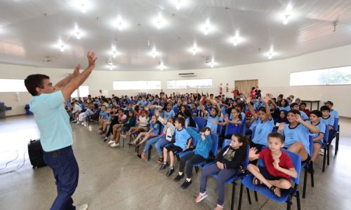 Entrega de kits e uniformes no primeiro dia de aula emociona pais de estudantes