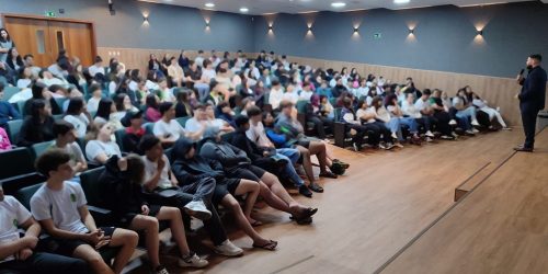 Alunos do ensino médio da Escola Erasmo Braga em Dourados recebem palestra sobre atos infracionais, cyberbullying e cigarros eletrônicos