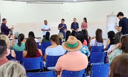 Prefeito Marçal Filho durante conversa com profissionais da Educação: cobrança é por aperfeiçoamento constante. Foto: Divulgação/Assecom