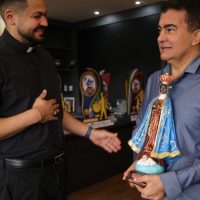 Prefeito recebe imagem de Nossa Senhora Aparecida e destaca tradição da 27ª Romaria