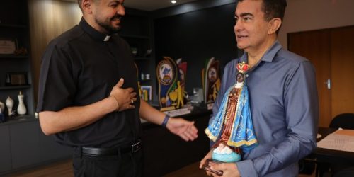 Prefeito recebe imagem de Nossa Senhora Aparecida e destaca tradição da 27ª Romaria