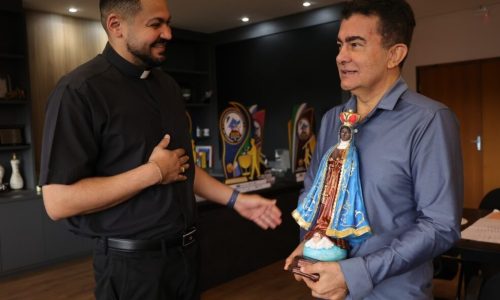 Prefeito recebe imagem de Nossa Senhora Aparecida e destaca tradição da 27ª Romaria