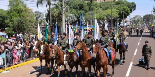 Exército leva 600 militares para avenida e encanta o público no Desfile da Independência