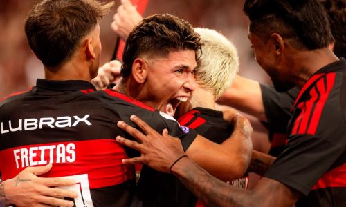 Com gol de Carrascal, Flamengo derrota o Fluminense e segue líder do Brasileirão