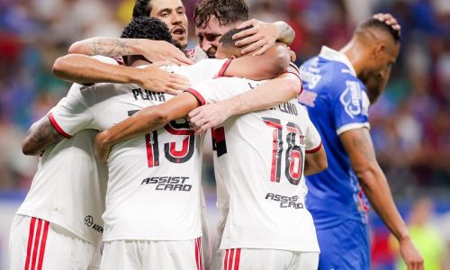 Flamengo vence o Bahia por 3 a 0 na Fonte Nova e segue na liderança do Brasileirão