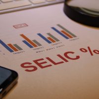 Mercado reduz projeção da Selic para 13,50%