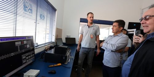 Durante a vistoria, o prefeito e o secretário também acompanharam as obras do novo terminal de passageiros, que está sendo construído ao lado da atual estrutura. O investimento é fruto de parceria entre Prefeitura, Governo do Estado e Governo Federal, por meio do Ministério de Portos e Aeroportos e da Secretaria de Aviação Civil (SAC). A entrega está prevista para ocorrer em até 19 meses.Com a conclusão das adequações, a Latam iniciará no dia 8 de setembro voos diretos de Dourados para o Aeroporto Internacional de Guarulhos (SP). A expectativa da gestão municipal é que a retomada traga mais conectividade, desenvolvimento econômico e comodidade para a população da região. Outras empresas aéreas como a GOL e a Azul também estão em tratativas com a Prefeitura de Dourados para voltarem a operar no Aeroporto Regional, aumentando a oferta de voos e promovendo a concorrência, o que irá favorecer os passageiros.