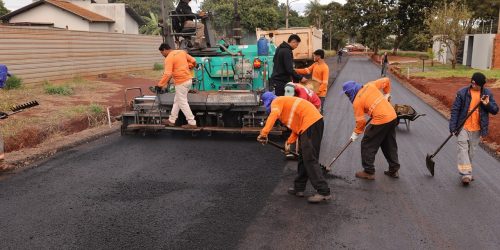 Obras de pavimentação asfáltica e de drenagem em ruas do Jardim das Primaveras estão em ritmo acelerado – Fotos: A. Frota
