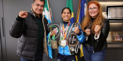 A atleta Cristiane Ávila com o prefeito Marçal Filho e a diretora-presidente da Funed, Gisely Assunção. Foto: A. Frota