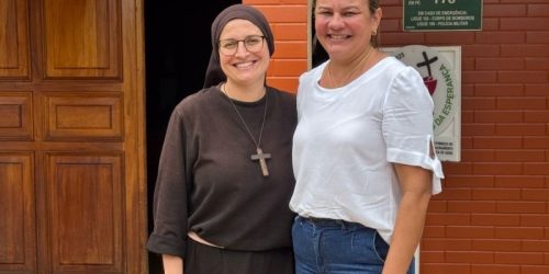 Ana Paula ao lado da Irmã Suzana, durante visita à Toca de Assis, destacando a importância do trabalho social (Foto: Aviney Davi)