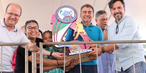 Vice-governador Barbosinha, prefeito Marçal Filho e secretário estadual de Cultura Marcelo Miranda entregam troféu a vencedora na categoria infantil. Foto: A. Frota
