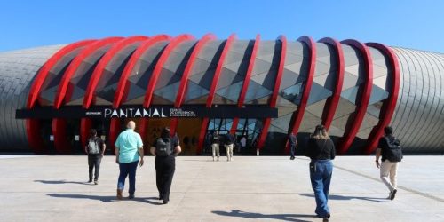 Nesta terça-feira (27), o maior aquário de água doce do mundo, o Bioparque Pantanal, será palco do encerramento nacional do Movimento Maio Amarelo 2025. O objetivo do evento é apresentar os resultados da mobilização em todo o País em prol de um trânsito mais seguro.O Maio Amarelo é um movimento internacional de conscientização que busca reduzir os acidentes e mortes no trânsito, por meio do engajamento da sociedade e do poder público. Criado a partir de uma iniciativa da ONU em 2011, e no Brasil a partir de 2014, o mês de maio tornou-se referência global para ações voltadas à segurança viária. A cor amarela foi escolhida por simbolizar atenção e advertência, como nas sinalizações de trânsito.Mato Grosso do Sul foi escolhido para sediar o encerramento por sua atuação constante em ações educativas, especialmente intensificadas no mês de maio, além de ser o único estado brasileiro com todos os municípios integrados ao Sistema Nacional de Trânsito (SNT).O evento contará com a presença de autoridades e representantes de trânsito de todo o Brasil, como a Senatran (Secretaria Nacional de Trânsito), o ONSV (Observatório Nacional de Segurança Viária) e o Ministério dos Transportes.A abertura será marcada pela apresentação da peça teatral vencedora da etapa estadual do Prêmio Fetran MS 2024. Em seguida, será feito um balanço nacional das ações realizadas em 2025, com destaque para o impacto do movimento. A apresentação será conduzida por Paulo Guimarães, CEO do ONSV.Para reforçar a importância de atitudes conscientes no trânsito, o apresentador, piloto de testes e Embaixador do Maio Amarelo, Cesar Urnhani, ministrará uma palestra especial com a temática: Qualidade de Vida e Segurança na Mobilidade.O evento é uma realização do Observatório Nacional de Segurança Viária, em parceria com o Detran-MS, Governo do Estado de Mato Grosso do Sul, Senatran e Ministério dos Transportes. A transmissão será ao vivo pelo canal do Detran-MS no YouTube.Encerramento Nacional do Maio Amarelo 2025Data: Terça-feira, 27 de maioHorário: 14h30Local: Bioparque Pantanal – Avenida Afonso Pena, 6277Transmissão ao vivo: https://youtube.com/live/YshadNKx3Qk?feature=shareMireli Obando, Comunicação Detran-MS