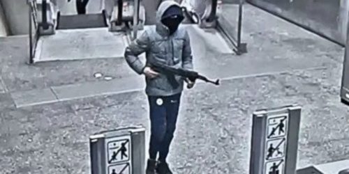 A foto abaixo de pistoleiros mascarados carregando AK47s foi tirada durante o primeiro tiroteio.