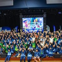 Foi oficialmente concluído nesta terça-feira (16) o processo de adesão ao programa Bolsa Atleta, uma das principais políticas públicas de incentivo ao esporte desenvolvidas pelo Governo de Mato Grosso do Sul. A etapa final consistiu na assinatura do Termo de Adesão pelos atletas contemplados, realizada nos dias 15 e 16 de junho, na sede da Fundesporte (Fundação de Desporto e Lazer de Mato Grosso do Sul), em Campo Grande.Nesta edição, o investimento total destinado aos programas Bolsa Atleta e Bolsa Técnico é de R$ 4,2 milhões. Ao todo, 304 atletas foram contemplados e, com a formalização da adesão, passam a integrar oficialmente o programa. O pagamento do benefício está previsto para começar em agosto, com vigência de 12 meses.No Bolsa Atleta, as categorias atendidas são: Estudantil, Universitário, Nacional, Nacional Paralímpico, Nacional Surdolímpico (nova categoria), Internacional, Máster (35+), Pódio Complementar, Pódio Complementar Paralímpico, Pódio Complementar Surdolímpico (nova categoria), Pré-Olímpico, Pré-Paralímpico e Pré-Surdolímpico, Olímpico, Paralímpico e Surdolímpico (nova categoria), além da categoria destinada a atleta-guia, atletas assistentes e funções similares (nova categoria).Já o Bolsa Técnico contempla duas modalidades de benefício: Técnico 1 e Técnico 2, voltadas aos profissionais responsáveis pela formação e preparação dos atletas.Todo o processo de inscrição, análise e adesão foi realizado de forma totalmente on-line, proporcionando mais agilidade, transparência e acessibilidade aos participantes de todas as regiões do estado.O Programa Bolsa Atleta tem como principal objetivo oferecer suporte financeiro para que os esportistas sul-mato-grossenses possam manter a rotina de treinamentos, participar de competições e investir em seu desenvolvimento técnico. O programa é considerado uma ferramenta estratégica para a permanência dos atletas no esporte, contribuindo para a formação de talentos e fortalecendo a representatividade de Mato Grosso do Sul em competições regionais, nacionais e internacionais.O Programa Bolsa Atleta é uma realização do Governo do Estado de Mato Grosso do Sul, por meio da Fundesporte (Fundação de Desporto e Lazer) e Setesc (Secretaria de Estado de Turismo, Esporte e Cultura).Atletas ContempladosMaria Fernanda Scheer, 14 anos, de Chapadão do Sul, é atleta do tênis de mesa, receberá a bolsa pela primeira vez e ressaltou como está se sentindo. Maria Fernanda ganhou os Jogos Escolares da Juventude de MS 2026 e garantiu a vaga para o JEB’s (Jogos Escolares Brasileiros), em Brasília (DF)."Estou me sentindo privilegiada. Eu jogo tênis de mesa e participo de competições desde 2021, sempre tentando melhorar. Desde 2024, comecei a disputar campeonatos brasileiros e já ganhei em cidades como Imperatriz e Palmas. O Bolsa Atleta vai me ajudar a comprar equipamentos novos, melhorar meus treinos e ter um desempenho ainda melhor. Com materiais novos e mais estrutura, consigo evoluir cada vez mais na modalidade", frisou.Ângelo Antônio Correia de Souza, 19 anos, de Campo Grande, foi contemplado com a Bolsa Atleta - Nacional.“Eu acho que o incentivo financeiro no esporte é muito importante. Principalmente nas categorias de base, é algo que se faz extremamente necessário para que seja um incentivo a mais, para que o atleta traga cada vez mais resultados e principalmente que não pare de praticar o seu esporte. Eu nado há muito tempo, vou fazer 10 anos já”.Ele ainda acrescentou: “Já tive várias experiências durante essa vida de treinamento. Já tive a oportunidade de treinar muito, tive a oportunidade de treinar menos. Mas o bolsa atleta sempre foi algo muito importante para que eu não parasse de nadar. Acho que é um incentivo. Muito importante para que eu não finalizasse minha carreira na natação”.Com a assinatura dos Termos de Adesão pelos atletas contemplados, o processo do Bolsa Atleta foi oficialmente encerrado. Já o edital do Bolsa Técnico segue em andamento e está com prazo aberto para interposição de recursos até esta quinta-feira (18). Os interessados podem consultar as informações e realizar os procedimentos necessários por meio do link.Bel Manvailer, Comunicação Setesc
Foto: Daniel Reino/Setesc