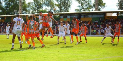 Jacaré do Conesul e Carijó da Avenida fizeram jogo movimentado no Virotão, mas sem gols (Foto: @polygon_fotografia)