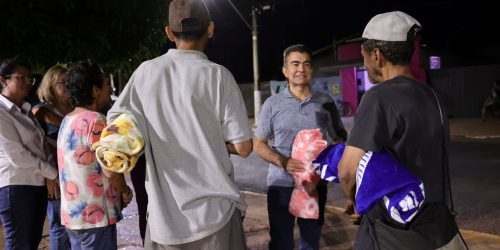 Prefeito Marçal Filho participa da primeira distribuição de cobertores para pessoas em situação de vulnerabilidade social em Dourados. Foto: A. Frota