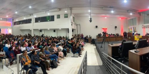 Plenário da Câmara de Dourados recebeu grande público para a abertura da Conferência das Mulheres na manhã desta quinta-feira. Fotos: F. Grott