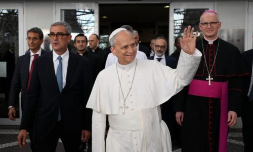 Papa Leão XIV deixou o Hospital Gemelli, agradeceu aos médicos e cumprimentou a multidão