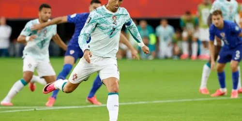 Cristiano Ronaldo cobrando pênalti em Portugal e Croácia na Copa (Imagem: Kamil Krzaczynski / AFP)