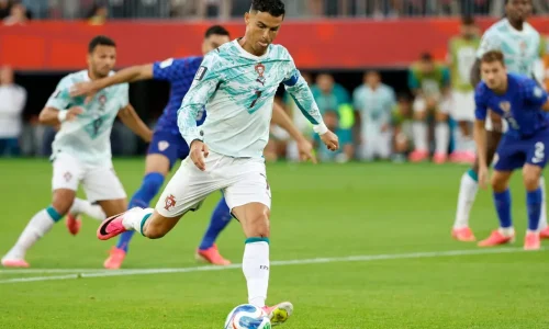 Cristiano Ronaldo cobrando pênalti em Portugal e Croácia na Copa (Imagem: Kamil Krzaczynski / AFP)