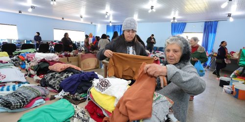 Dezenas de pessoas da região do Parque do Lago, Estrela Porã e região compareceram ao bazar na manhã desta terça-feira– Fotos: A.Frota