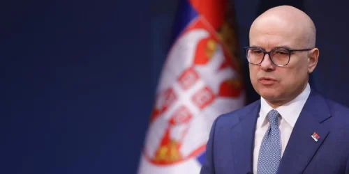 Renúncia de Milos Vucevic ocorre em meio a protestos massivos que expõem corrupção e negligência na Sérvia (EPA/ANDREJ CUKIC/EFE)