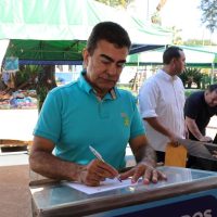 Prefeito Marçal Filho assinando o decreto que regulamenta a circulação de ciclomotores em vias públicas de Dourados. Fotos – A. Frota