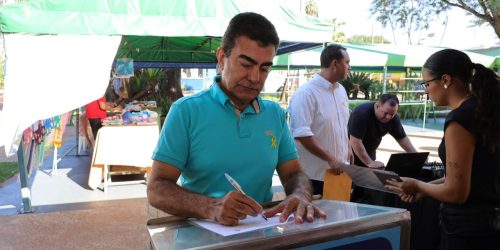 Prefeito Marçal Filho assinando o decreto que regulamenta a circulação de ciclomotores em vias públicas de Dourados. Fotos – A. Frota
