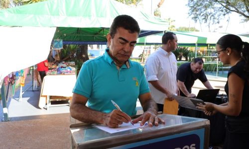 Prefeito Marçal Filho assinando o decreto que regulamenta a circulação de ciclomotores em vias públicas de Dourados. Fotos – A. Frota