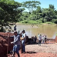 Zé Teixeira acompanha obras do novo descedor de barcos no Rio Dourado