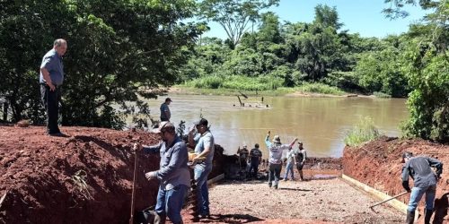 Zé Teixeira acompanha obras do novo descedor de barcos no Rio Dourado