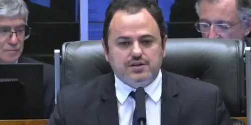 Glauber Braga (Psol-SP) ocupa cadeira da presidência da Câmara
Foto: Reprodução/Câmara dos Deputados