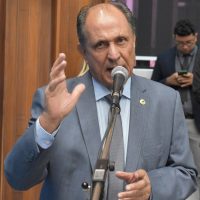 Zé Teixeira cobra estrutura para idosos e transporte de pacientes