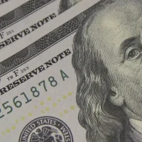 Dólar cai a R$ 4,98 e acumula perda de 4,44% na semana