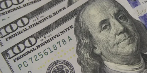 Dólar cai a R$ 4,98 e acumula perda de 4,44% na semana