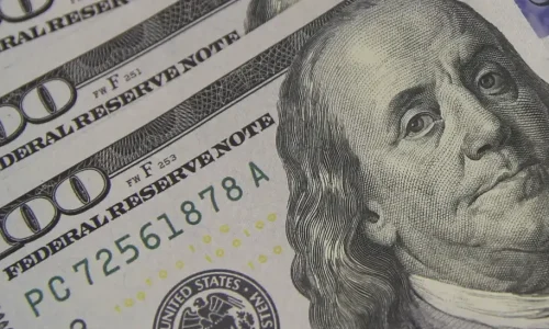 Dólar cai a R$ 4,98 e acumula perda de 4,44% na semana