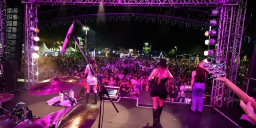 Sertanejas Patrícia e Adriana foram atrações principais na noite neste sábado no Natal Encantado – Foto: A. Frota