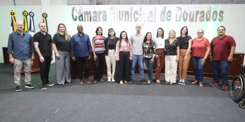 Vereadores e novos servidores efetivos da Câmara de Dourados (Foto: F.Grott).