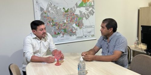 O vereador Edson Souza em conversa com o secretário de Saúde municipal, Marcio Grei Figueiredo.
Foto: Assessoria vereador