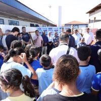 O secretário municipal de Educação, Nilson Francisco da Silva, reforçou que o município tem atuado de forma contínua para solucionar o déficit de vagas. Ele destacou a parceria firmada com o Governo do Estado, por meio da qual a Escola Estadual Moacir Djalma Barros cederá duas salas para atender turmas de 4º e 5º ano da rede municipal. “Desde que assumimos, trabalhamos intensamente para enfrentar esse desafio”, enfatizou. “Com esta ampliação e a parceria com a Escola Moacir, conseguiremos praticamente sanar essa demanda”, afirmou.A diretora da Escola Maria Conceição Angélica, Luciene Olímpia Silva Silveira, celebrou a chegada das novas salas, que permitirão reorganizar turmas antes superlotadas. Segundo ela, a unidade passará a atender cerca de 1.500 alunos após a entrega da ampliação. “Não estava sendo fácil, mas hoje nossa palavra é gratidão pois com a visão, organização e parcerias da prefeitura estamos avançando muito. Essas três novas salas farão uma grande diferença para toda a comunidade escolar”, destacou.
Representando a Câmara Municipal, o vereador Laudir Munaretto agradeceu à gestão municipal e ressaltou o ritmo acelerado das ações da prefeitura. “Vemos obras nos quatro cantos da cidade”, argumentou. “O prefeito Marçal Filho está mudando a história de Dourados em apenas 11 meses de mandato, e isso orgulha o Legislativo, pois quando a prefeitura vai bem, a Câmara também vai”, disse.
Participaram ainda do ato os vereadores Rogério Yuri, Pedro Pepa, Sérgio Nogueira, Dill do Povo, Marcelo Mourão, Sargento Prates, Alex Cadeirante e Inspetor Cabral.90 ANOS DE DOURADOSPara celebrar os 90 anos do município, a Prefeitura de Dourados mantém um calendário intenso de lançamento de obras. Recentemente foi lançada a construção da nova Unidade Básica de Saúde do Jardim dos Estados, investimento de R$ 4.035.800,00, executado pela empresa JP Engenharia Ltda, com recursos do Governo Federal, via Novo PAC, e contrapartida municipal.Nos próximos dias, a gestão também anunciará a nova sede do Serviço de Atendimento Móvel de Urgência (Samu), reforçando o compromisso com a ampliação da infraestrutura pública e a melhoria dos serviços essenciais oferecidos à população. Foto: A. Frota